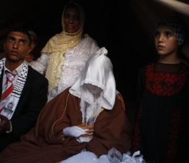 بالصور.. زفاف شقيقين في خيمة بعد تدمير منزلهما في الحرب الاخيرة في بيت حانون‏