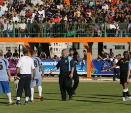 بالصور.. هنية يلعب مباراة  كرة قدم في ملعب اليرموك بغزة