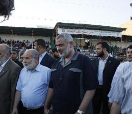 بالصور.. هنية يلعب مباراة  كرة قدم في ملعب اليرموك بغزة