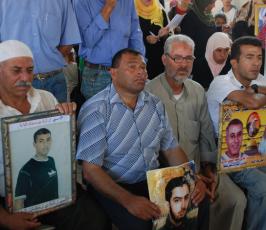 بالصور: الإعتصام الإسبوعى لذوي الأسرى والمعتقلين أمام مقر الصليب الأحمر بغزة 