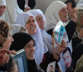 بالصور: الإعتصام الإسبوعى لذوي الأسرى والمعتقلين أمام مقر الصليب الأحمر بغزة 
