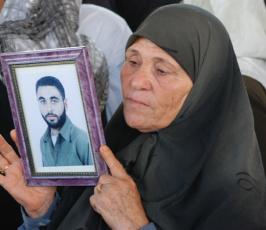 بالصور: الإعتصام الإسبوعى لذوي الأسرى والمعتقلين أمام مقر الصليب الأحمر بغزة 