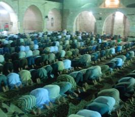 بالصور:: صلاة التراويح بالمسجد العمرى الكبير بمدينة غزة