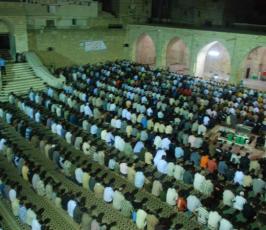 بالصور:: صلاة التراويح بالمسجد العمرى الكبير بمدينة غزة