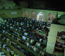 بالصور:: صلاة التراويح بالمسجد العمرى الكبير بمدينة غزة