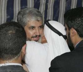 بالصور.. مشعل يشارك في جنازة والده بالأردن