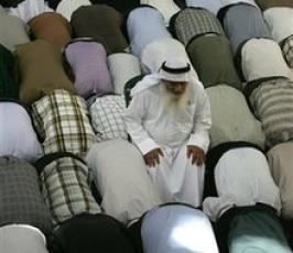 بالصور.. مشعل يشارك في جنازة والده بالأردن