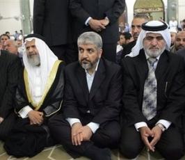 بالصور.. مشعل يشارك في جنازة والده بالأردن