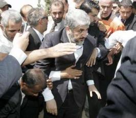 بالصور.. مشعل يشارك في جنازة والده بالأردن