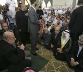 بالصور.. مشعل يشارك في جنازة والده بالأردن