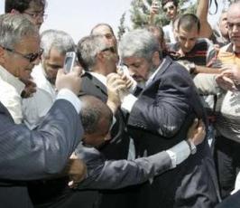بالصور.. مشعل يشارك في جنازة والده بالأردن
