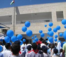 بالصور: إطلاق العام الدراسي الجديد من مدرسة قلنديا المحاصرة بالجدار شمال القدس‏