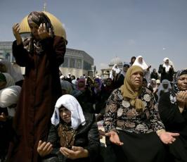 آلاف الفلسطينيين يؤدون الصلاة في المسجد الأقصى خلال الجمعة الثانية من شهر رمضان المبارك