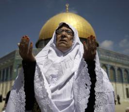 آلاف الفلسطينيين يؤدون الصلاة في المسجد الأقصى خلال الجمعة الثانية من شهر رمضان المبارك