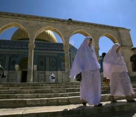 آلاف الفلسطينيين يؤدون الصلاة في المسجد الأقصى خلال الجمعة الثانية من شهر رمضان المبارك