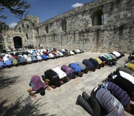 آلاف الفلسطينيين يؤدون الصلاة في المسجد الأقصى خلال الجمعة الثانية من شهر رمضان المبارك