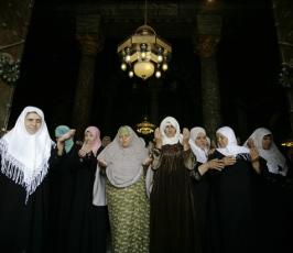 آلاف الفلسطينيين يؤدون الصلاة في المسجد الأقصى خلال الجمعة الثانية من شهر رمضان المبارك