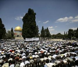 آلاف الفلسطينيين يؤدون الصلاة في المسجد الأقصى خلال الجمعة الثانية من شهر رمضان المبارك