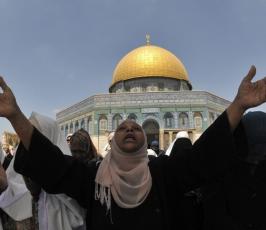 آلاف الفلسطينيين يؤدون الصلاة في المسجد الأقصى خلال الجمعة الثانية من شهر رمضان المبارك