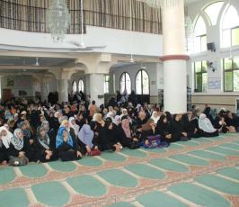 بالصور:: حركة الجهاد الإسلامى توزع مساعدات مالية على الأسر المحتاجة بغزة