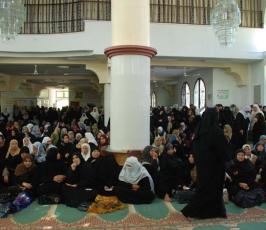 بالصور:: حركة الجهاد الإسلامى توزع مساعدات مالية على الأسر المحتاجة بغزة