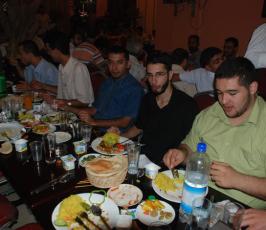 بالصور.. إذاعة القدس تنظم افطارا جماعيا 