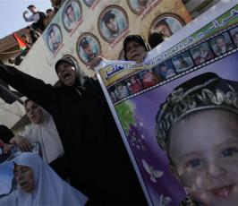 عدسة « فلسطين اليوم » تشارك عائلة الزق بالفرحة بعد سماعها نبأ الإفراج عن الأسيرة فاطمة الزق وطفلها يوسف أصغر أسير في العالم‏