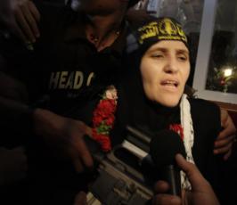 عدسة « فلسطين اليوم » ترافق المحررة فاطمة الزق وطفلها خلال استقبال عائلتها
