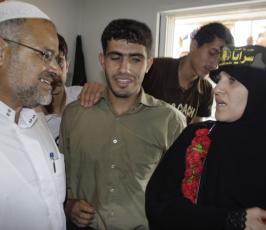 عدسة « فلسطين اليوم » ترافق المحررة فاطمة الزق وطفلها خلال استقبال عائلتها