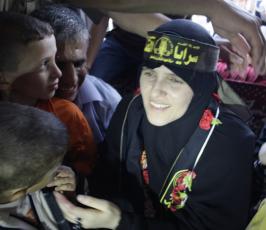 عدسة « فلسطين اليوم » ترافق المحررة فاطمة الزق وطفلها خلال استقبال عائلتها