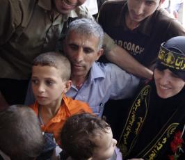 عدسة « فلسطين اليوم » ترافق المحررة فاطمة الزق وطفلها خلال استقبال عائلتها