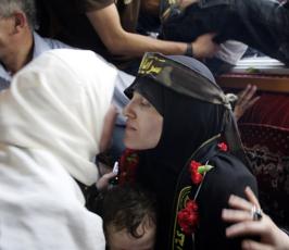 عدسة « فلسطين اليوم » ترافق المحررة فاطمة الزق وطفلها خلال استقبال عائلتها