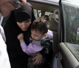 عدسة « فلسطين اليوم » ترافق المحررة فاطمة الزق وطفلها خلال استقبال عائلتها