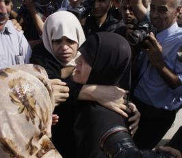عدسة « فلسطين اليوم » ترافق المحررة فاطمة الزق وطفلها خلال استقبال عائلتها