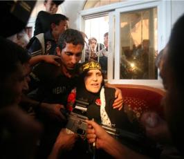 عدسة « فلسطين اليوم » ترافق المحررة فاطمة الزق وطفلها خلال استقبال عائلتها