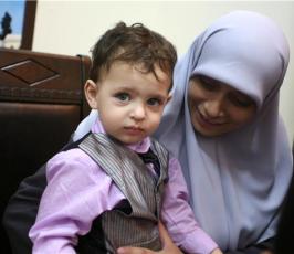 عدسة « فلسطين اليوم » ترافق المحررة فاطمة الزق وطفلها خلال استقبال عائلتها