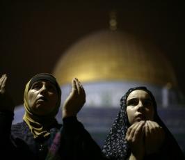 بالصور : المواطنون يحرصون على أداء شعائرهم في الأقصى المبارك