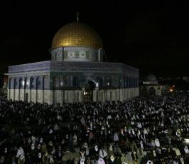 بالصور : المواطنون يحرصون على أداء شعائرهم في الأقصى المبارك