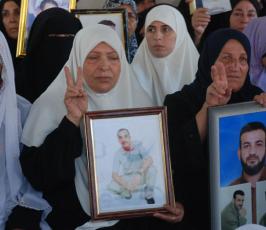 بالصور:: الاعتصام الاسبوعى لاهالى الاسرى بالصليب الاحمر بغزة