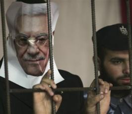 بالصور .. محاكمة رئيس السلطة « محمود عباس » التي جرت في رفح 