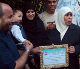 الأسيرة المحررة فاطمة الزق تزور عوائل شهداء منفذي عملية « الوهم المتبدد » في خانيونس