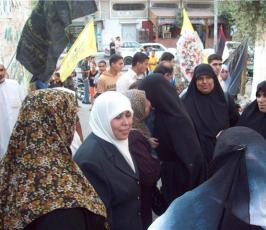 الأسيرة المحررة فاطمة الزق تزور عوائل شهداء منفذي عملية « الوهم المتبدد » في خانيونس
