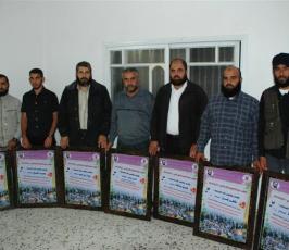 بالصور قادة الجهاد يكرمون اللجان التنظيمية لإقليم الوسطى بالنصيرات بعد مهرجان الانطلاقة والشقاقي