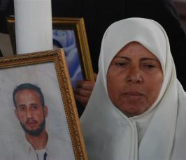 بالصور:: الاعتصام الاسبوعى لاهالى الاسرى بالصليب الاحمر بغزة