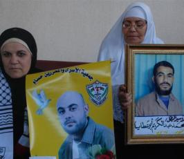 بالصور:: الاعتصام الاسبوعى لاهالى الاسرى بالصليب الاحمر بغزة