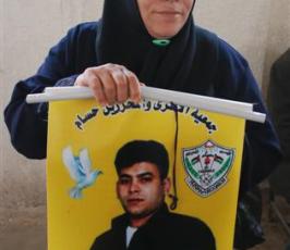بالصور:: الاعتصام الاسبوعى لاهالى الاسرى بالصليب الاحمر بغزة
