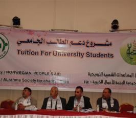 بالصور:: جمعية الرحمة للأعمال الخيرية توزع منح مالية لطلبة الجامعات بغزة