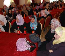 بالصور:: جمعية الرحمة للأعمال الخيرية توزع منح مالية لطلبة الجامعات بغزة