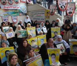 بالصور:: الاعتصام الاسبوعى لاهالى الاسرى بالصليب الاحمر بغزة