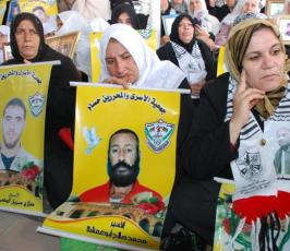 بالصور:: الاعتصام الاسبوعى لاهالى الاسرى بالصليب الاحمر بغزة